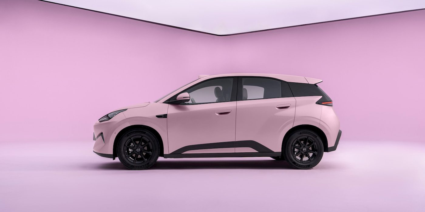 BYD Seagull elektrikli otomobil hızlı şarj istasyonunda şarj olurken