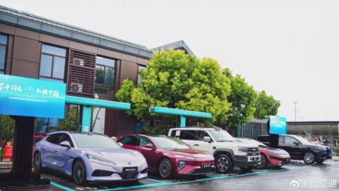 BYD flash şarj istasyonunda elektrikli otomobil şarj oluyor, otoyol hizmet alanı, modern tasarım