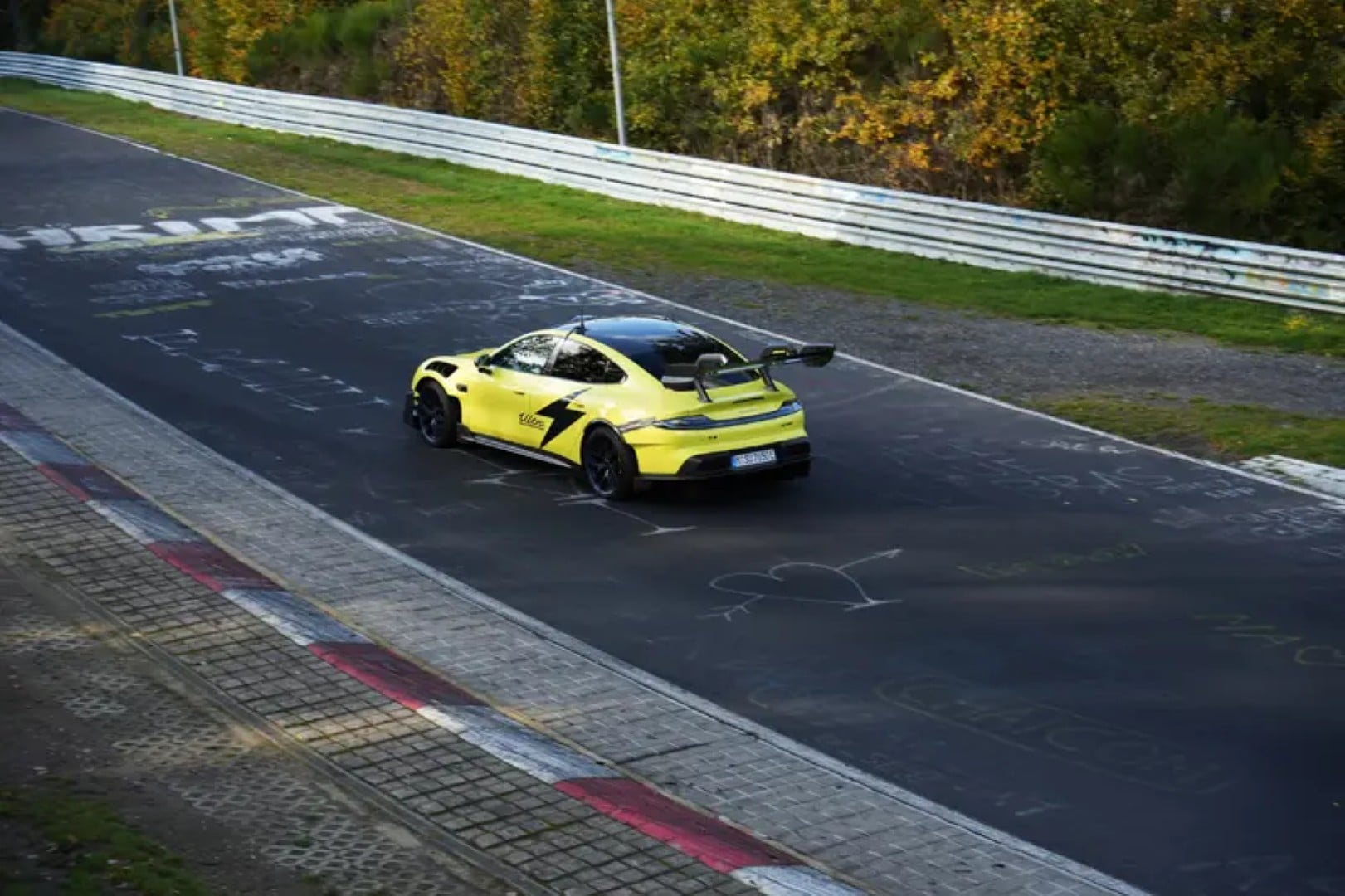 Xiaomi SU7 Ultra prototipi Nürburgring pistinde güncellenmiş aerodinamik paketle test sürüşü yapıyor.