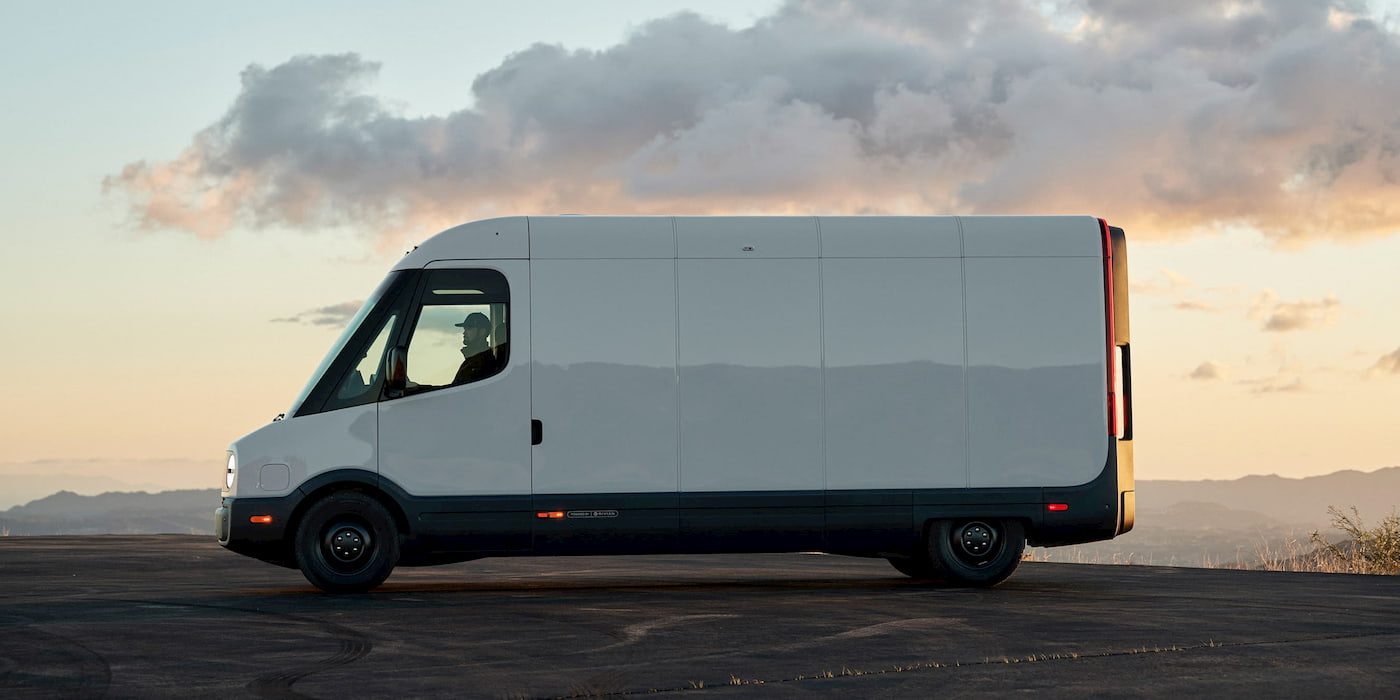Rivian elektrikli dağıtım vanı kırsal bir yolda, yandan görünüm