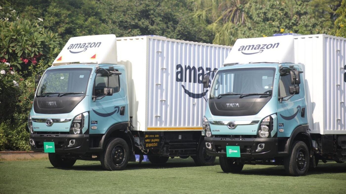 Hindistan'da bir lojistik merkezinde sıralanmış elektrikli kamyonlar