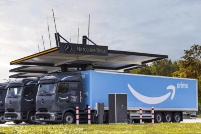 Hindistan'da bir lojistik merkezinde sıralanmış elektrikli kamyonlar