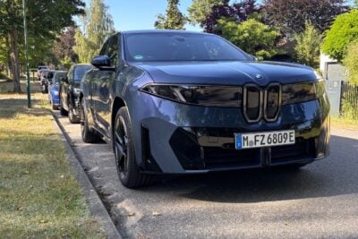 Birleşik Krallık otoyolunda ilerleyen modern elektrikli otobüs