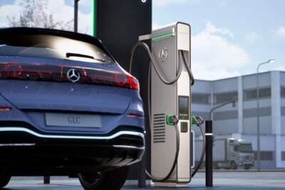 Audi A2 e-tron elektrikli otomobilin gün ışığında şehir içinde yandan görünümü