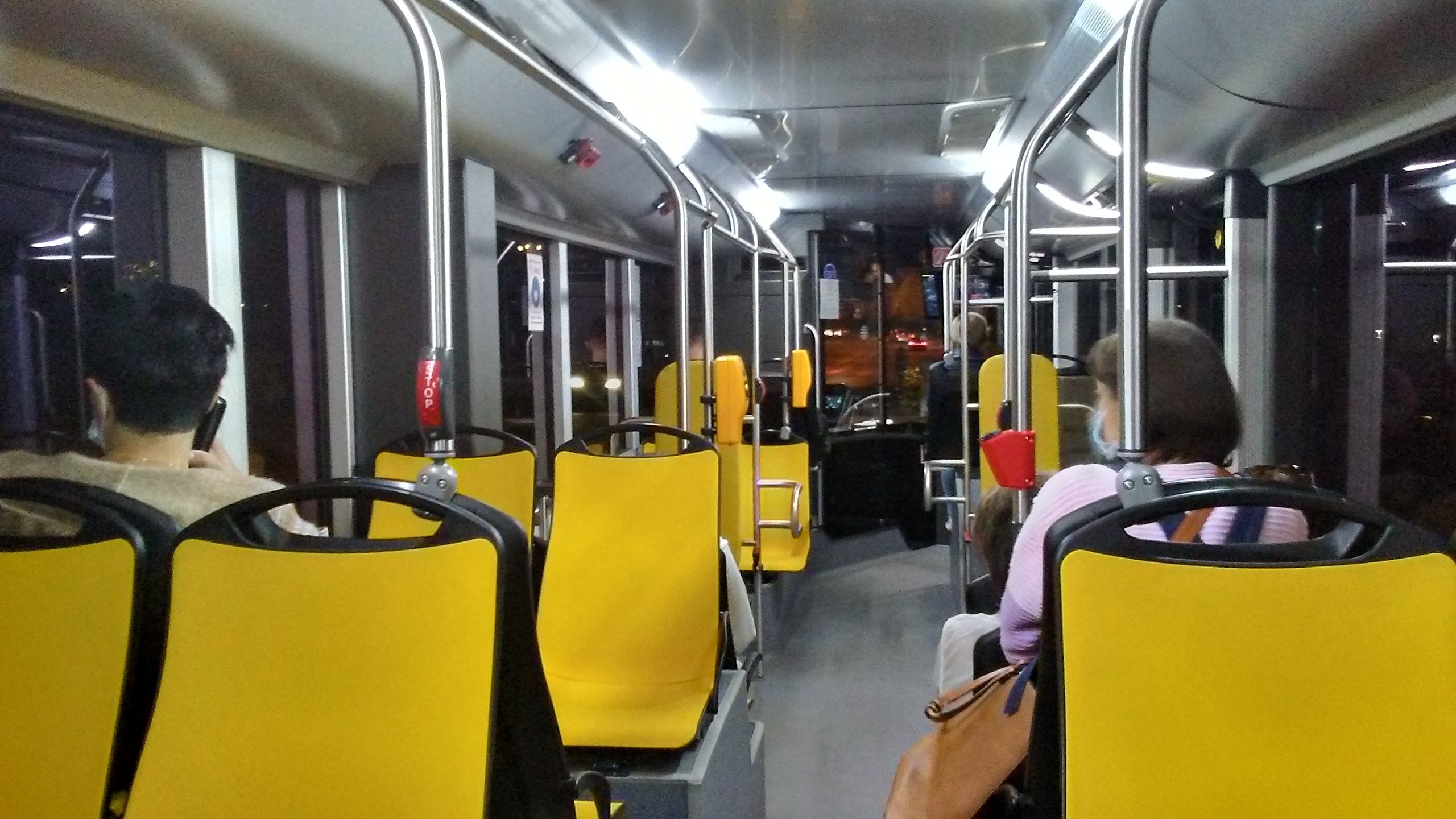 Avrupa'da bir şehir caddesinde ilerleyen modern elektrikli otobüs