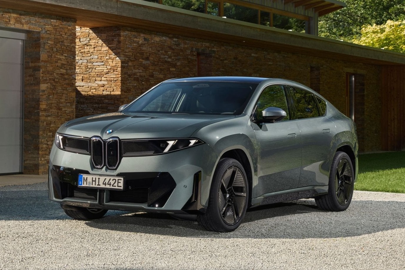 BMW iX4 elektrikli SUV-coupé aracın yandan görünümü, modern tasarım çizgileri ve Neue Klasse tasarım dili öne çıkıyor.