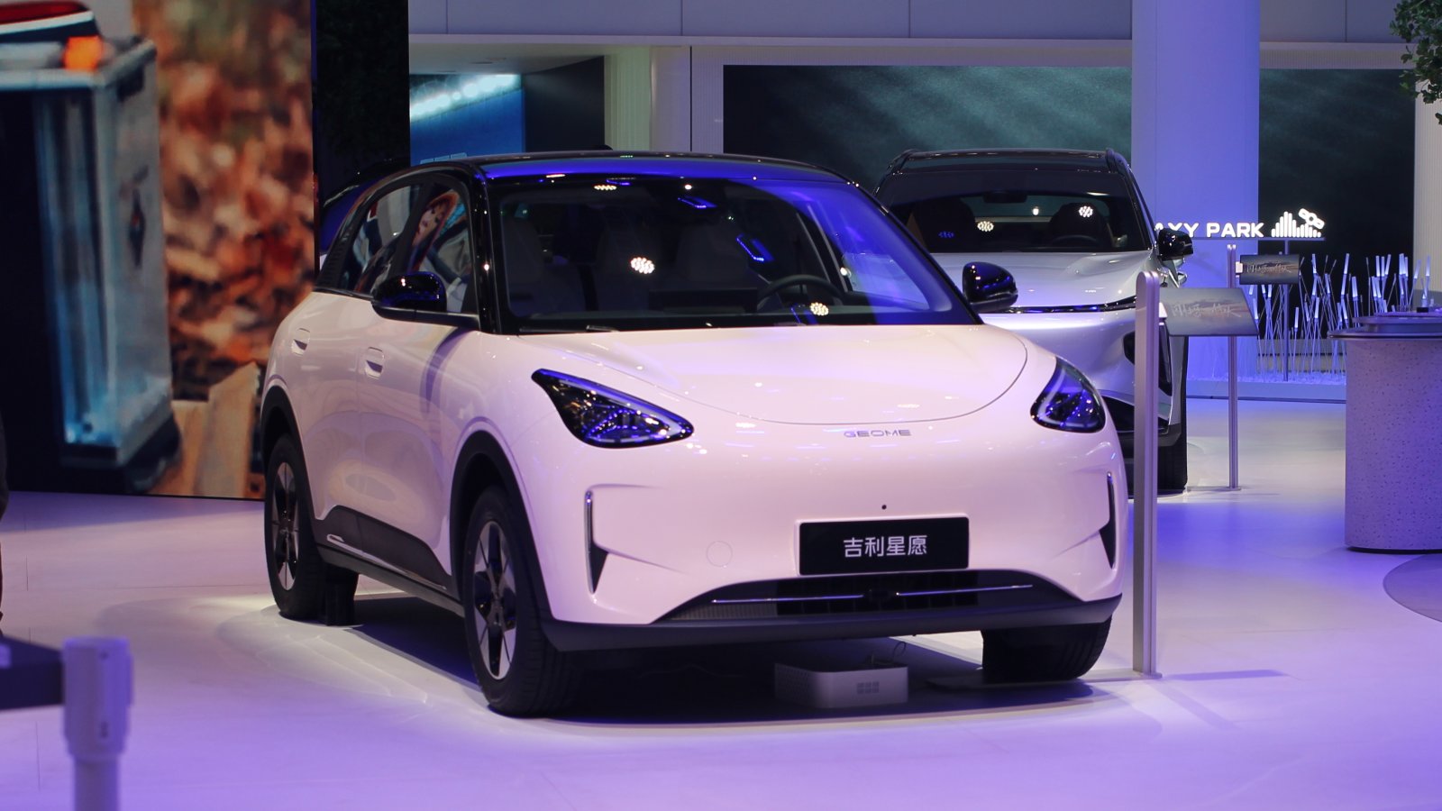 Geely Xingyuan elektrikli otomobilin banttan inen bir milyonuncu aracının üretim hattındaki genel görüntüsü