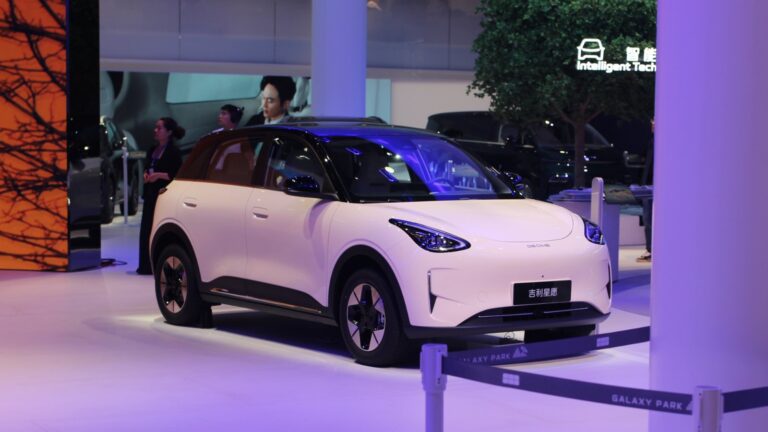 Geely Xingyuan elektrikli otomobilin banttan inen bir milyonuncu aracının üretim hattındaki genel görüntüsü