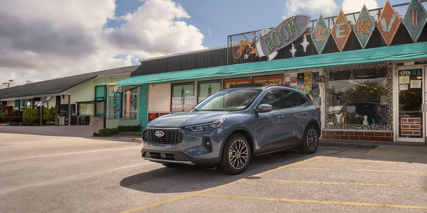 Ford Escape elektrikli crossover SUV konseptinin modern bir tasarım stüdyosunda üç çeyrek ön görünümü
