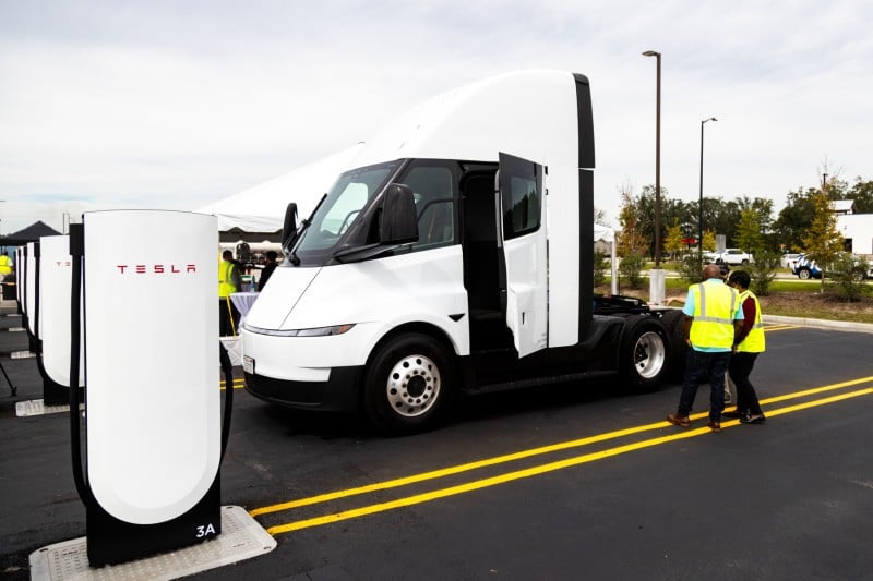 Tesla ve Pilot Travel Centers, Kuzey Amerika'da Kamyon Şarj Ağını Başlattı