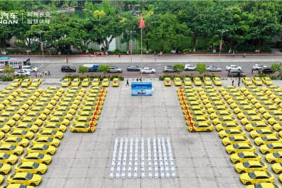 BMW Shenyang fabrikasında Gen6 batarya üretim hattı, robot kollar batarya paketlerini kaynaklıyor, temiz ve yüksek teknolojili endüstriyel ortam