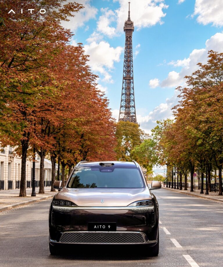 Paris Otomobil Fuarı'nda sergilenen modern bir elektrikli SUV aracın ön cepheden görünümü