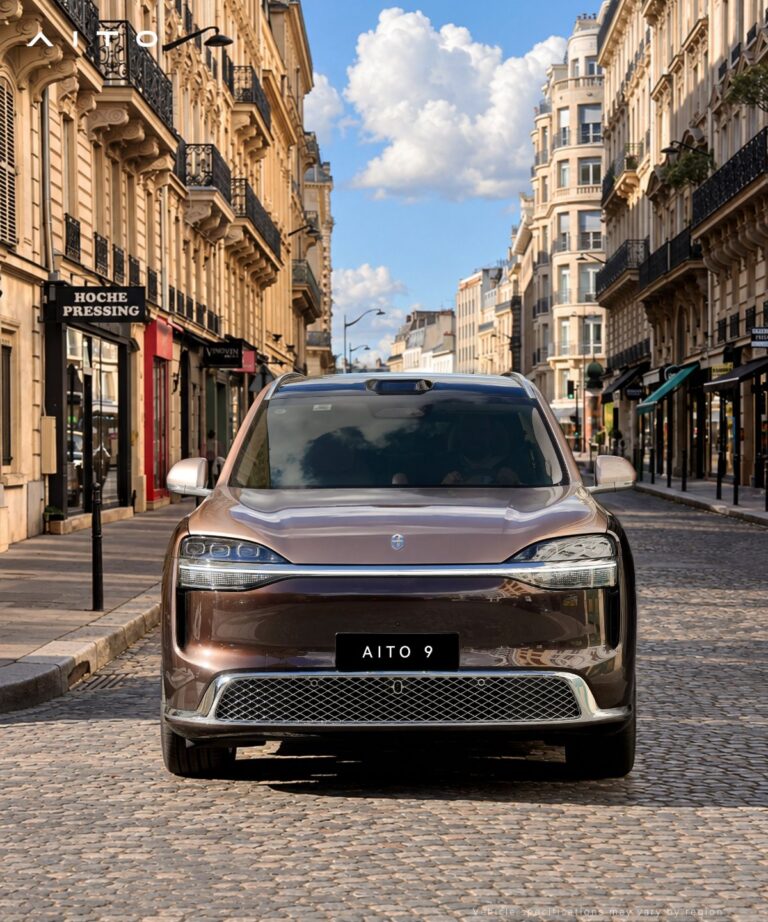 Paris Otomobil Fuarı'nda sergilenen modern bir elektrikli SUV aracın ön cepheden görünümü