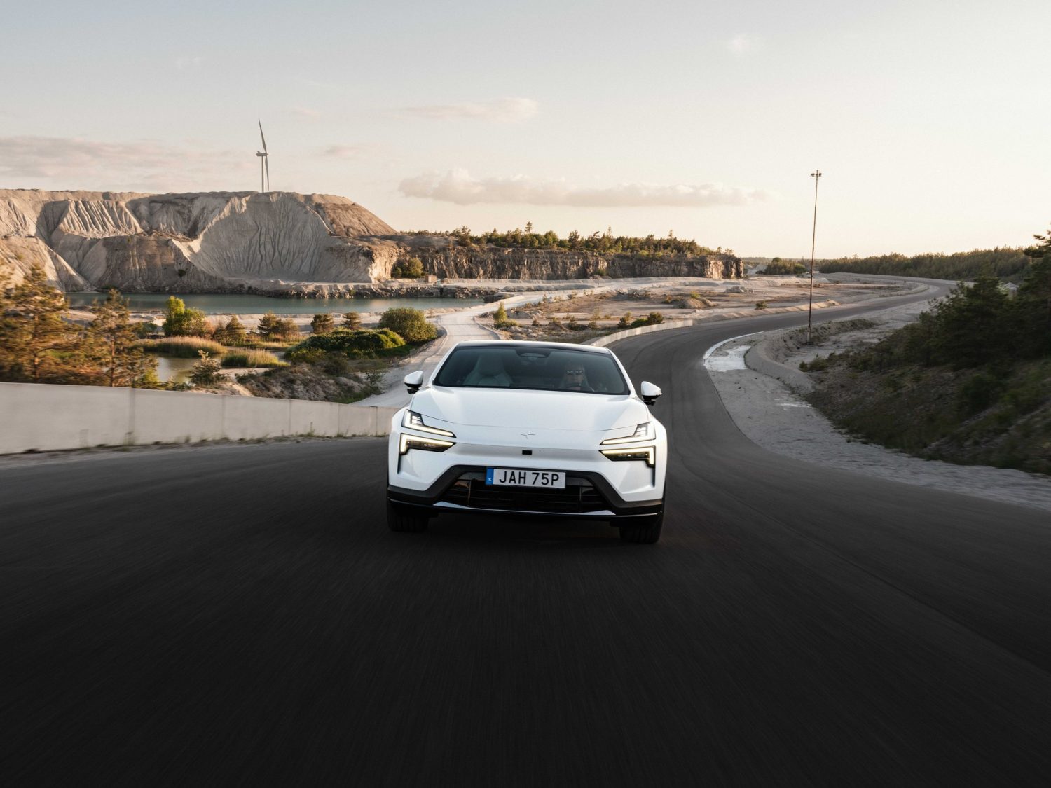 Polestar 4 elektrikli SUV pistte dinamik sürüş sırasında