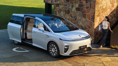 Modern bir şehir ortamında park edilmiş, şık tasarımlı bir elektrikli MPV'nin dış görünümü