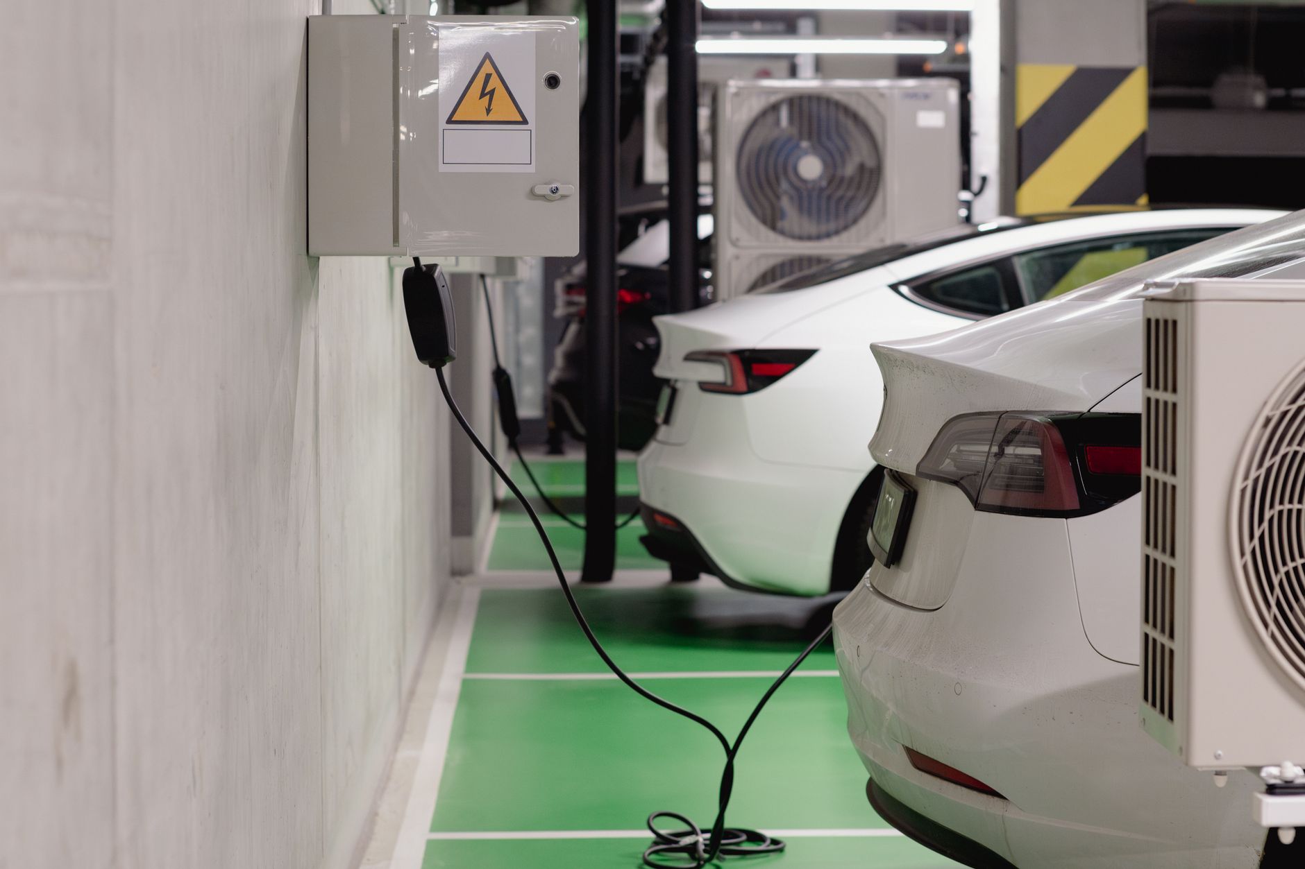 Afrika haritası önünde elektrikli araç şarj istasyonları ile el sıkışan iki profesyonel