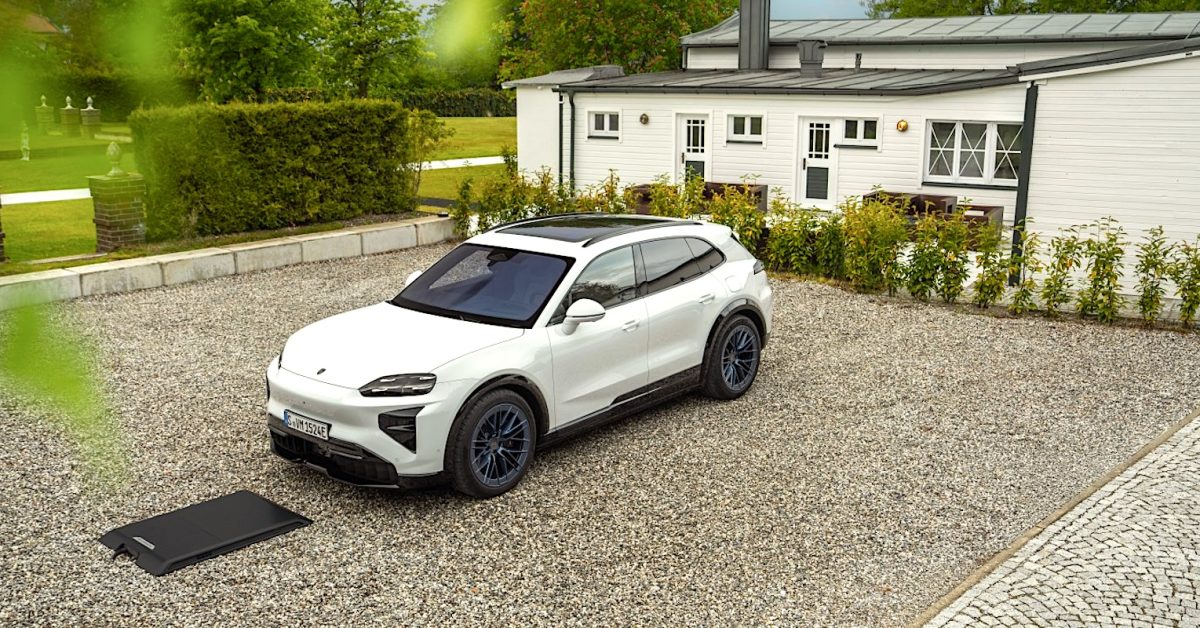 Porsche Cayenne Electric aracının altında zemine yerleştirilmiş kablosuz şarj pedi