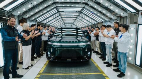 Xpeng G9L elektrikli SUV'nin Avusturya Graz'daki Magna tesisinde deneme üretim hattından çıkışı, genel endüstriyel ortam