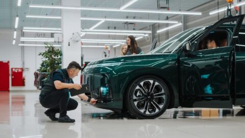 Xpeng G9L elektrikli SUV'nin Avusturya Graz'daki Magna tesisinde deneme üretim hattından çıkışı, genel endüstriyel ortam