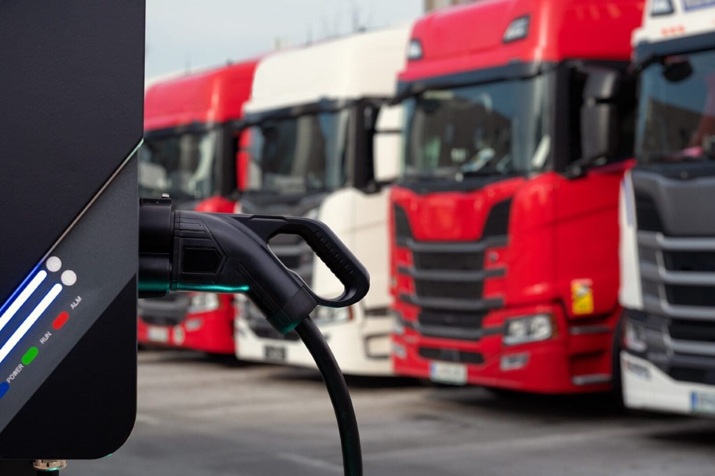 İsviçre'de bir şarj istasyonunda elektrikli kamyon