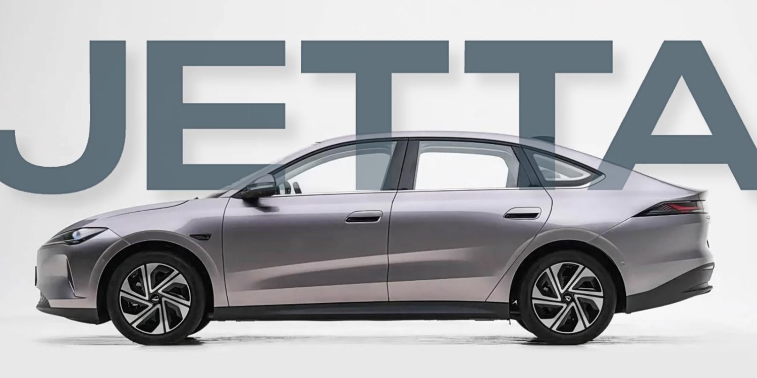 Volkswagen Jetta M6 elektrikli sedan, modern bir şehir ortamında park halinde