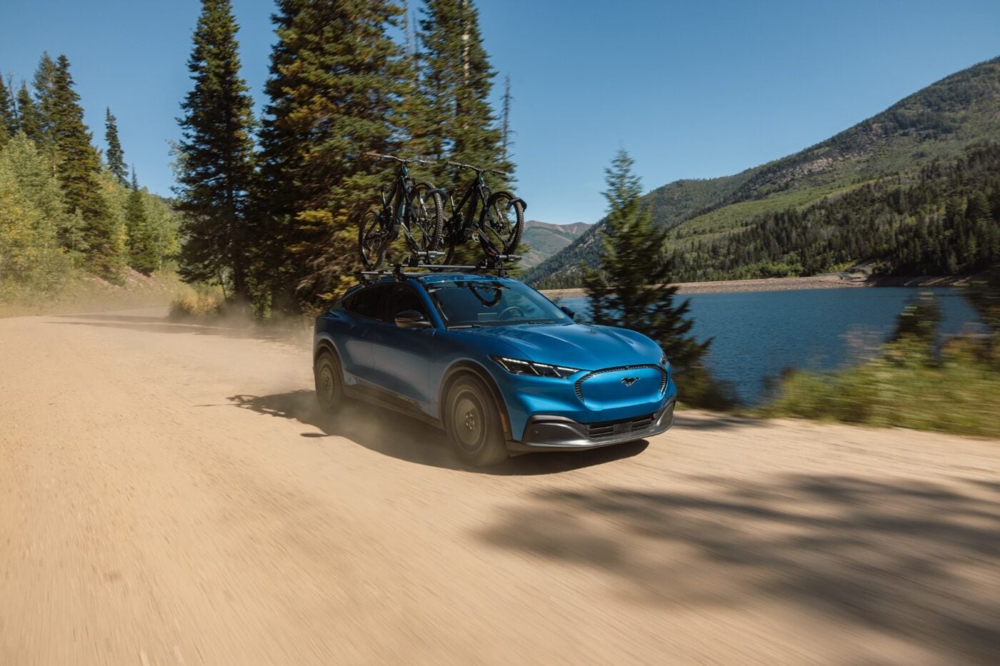 Ford Mustang Mach-E Trail versiyonu orman yolunda