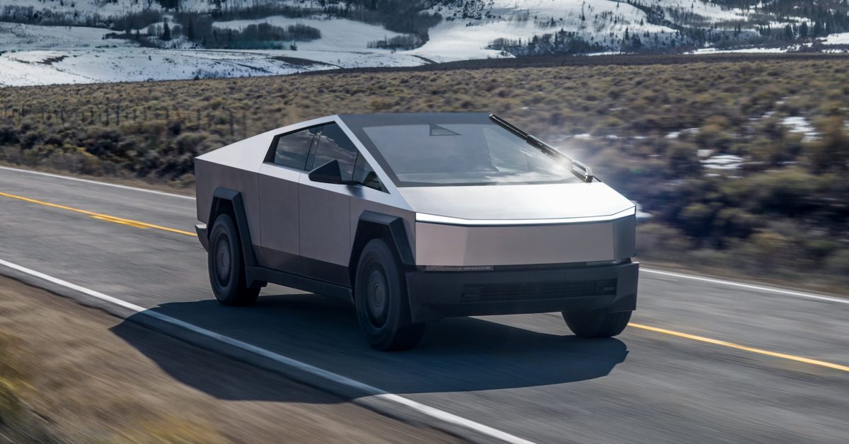 Almanya otoyolunda Tesla Cybertruck polis tarafından durduruluyor