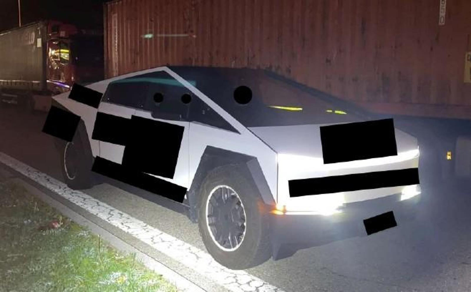 Almanya otoyolunda Tesla Cybertruck polis tarafından durduruluyor