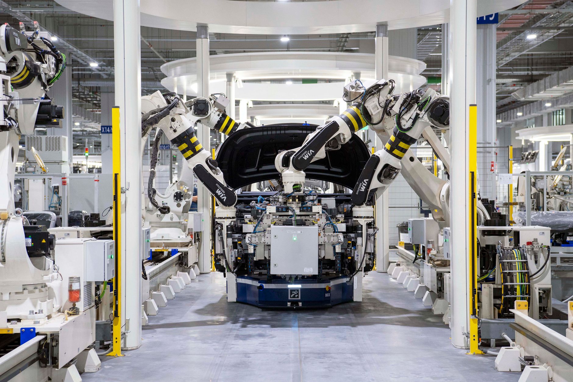 Togg üretim tesisinde robotik montaj hattı, endüstriyel otomasyon ve dijital altyapı