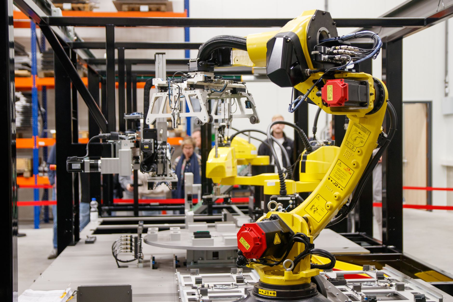 Togg üretim tesisinde robotik montaj hattı, endüstriyel otomasyon ve dijital altyapı