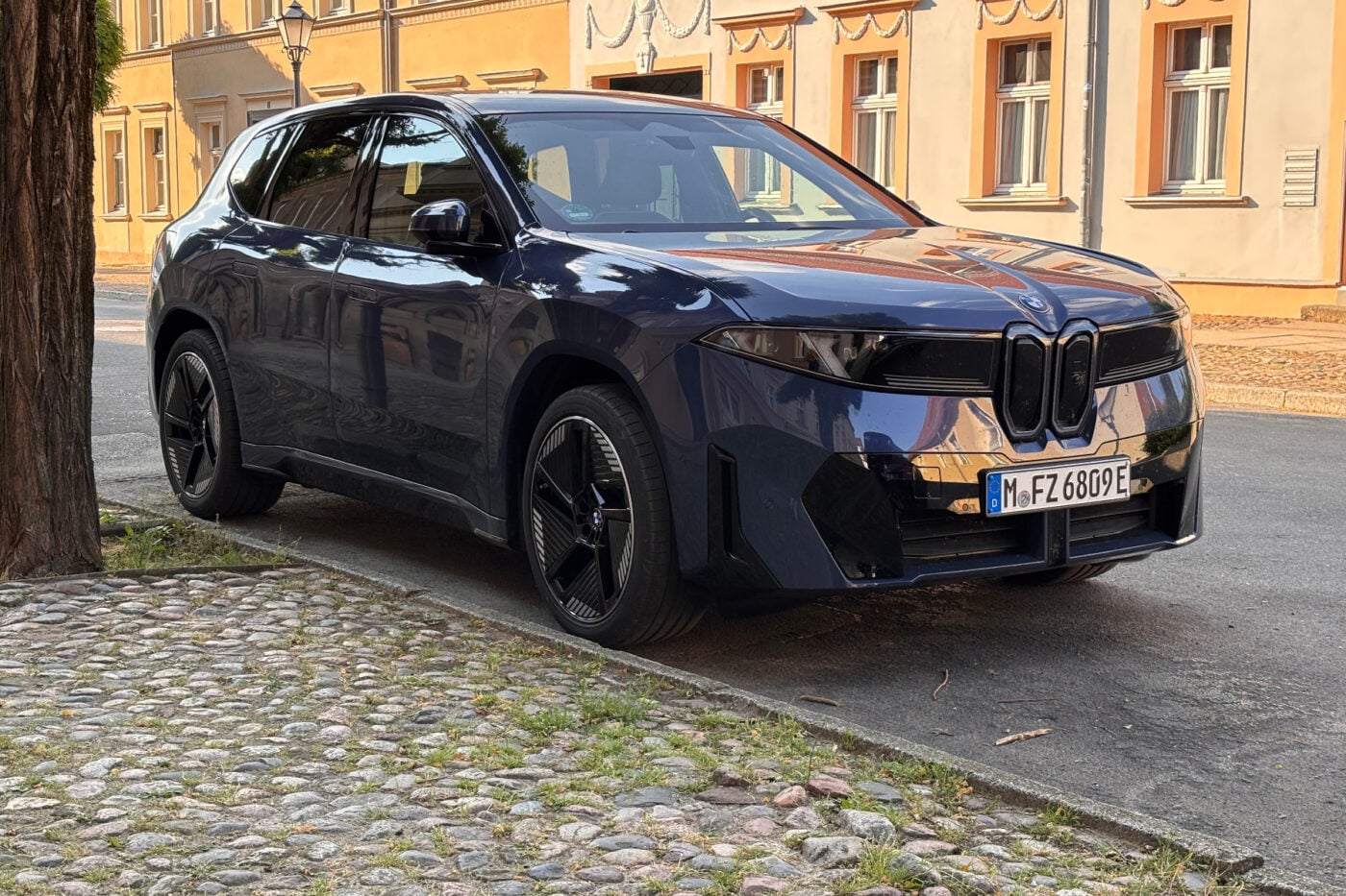 BMW iX3 50 xDrive otoyolda sürüş sırasında