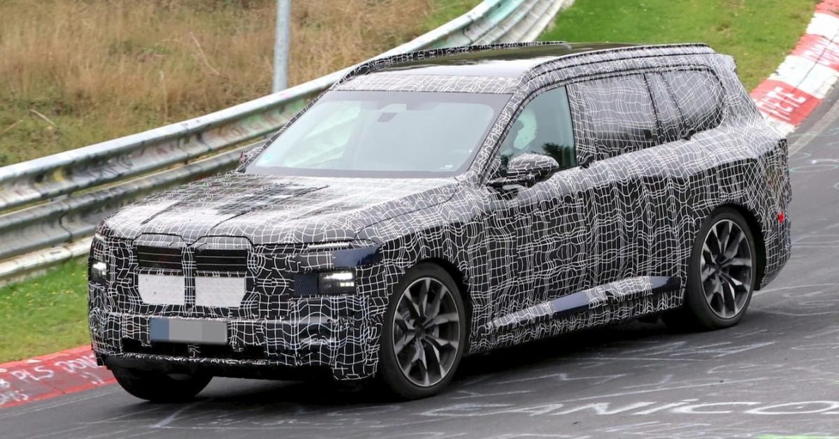 BMW iX7 Nürburgring'de Görüntülendi: Üç Sıralı Elektrikli SUV 2027'de Geliyor