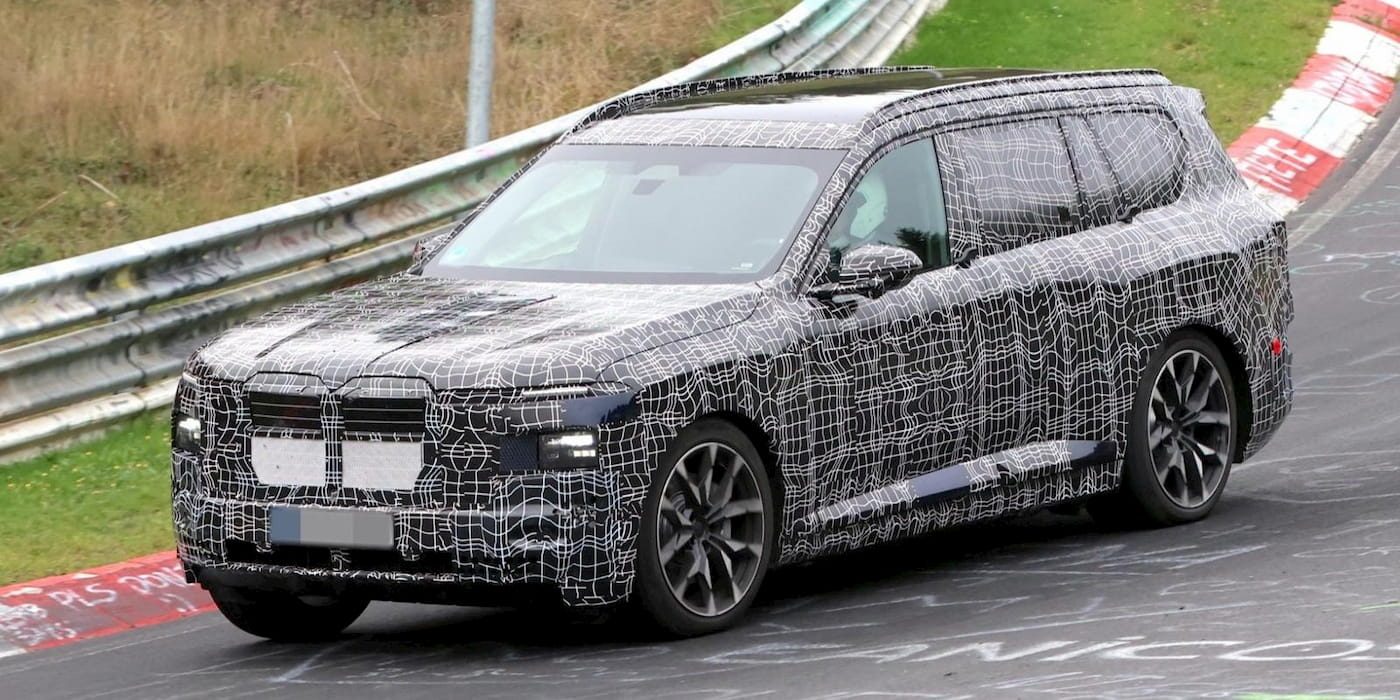 BMW iX7 prototipi Nürburgring pistinde test sürüşü yaparken.