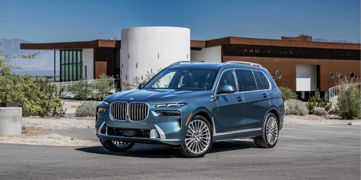 BMW iX7 prototipi Nürburgring pistinde test sürüşü yaparken.