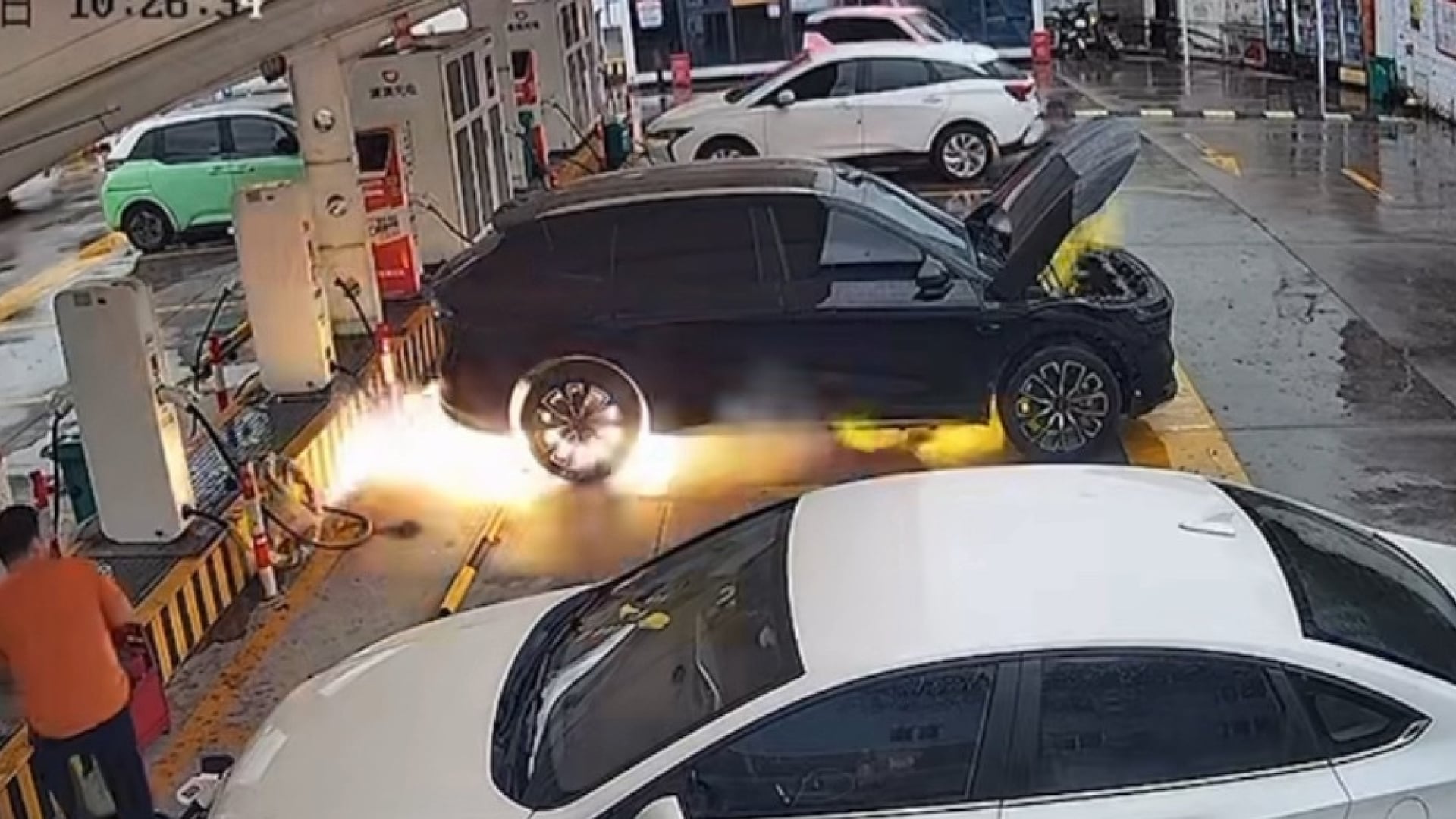Bir elektrikli SUV, Avrupa'da bir şehir caddesinde akşam ışığında park halinde, arka planda modern binalar var.