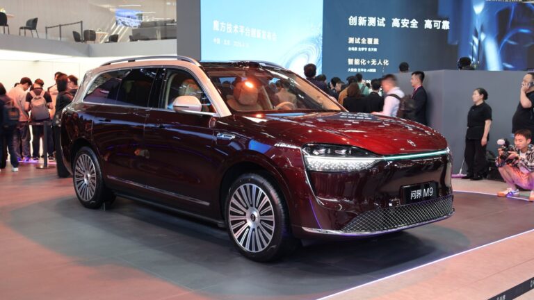 Güncellenmiş Aito M8 SUV'nin şehir manzarasında dış görünümü