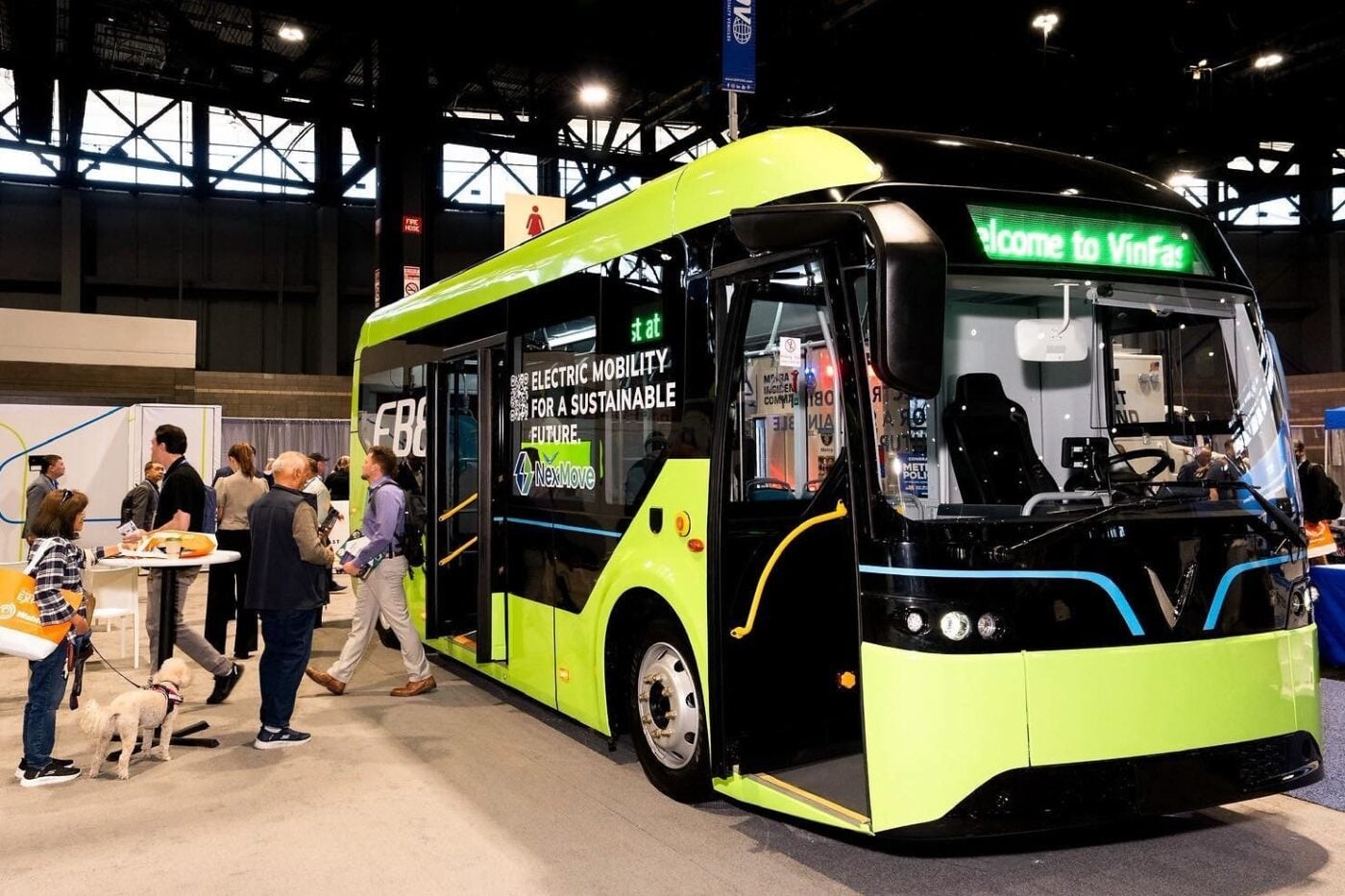 Elektrikli bir şehir otobüsü şarj istasyonunda
