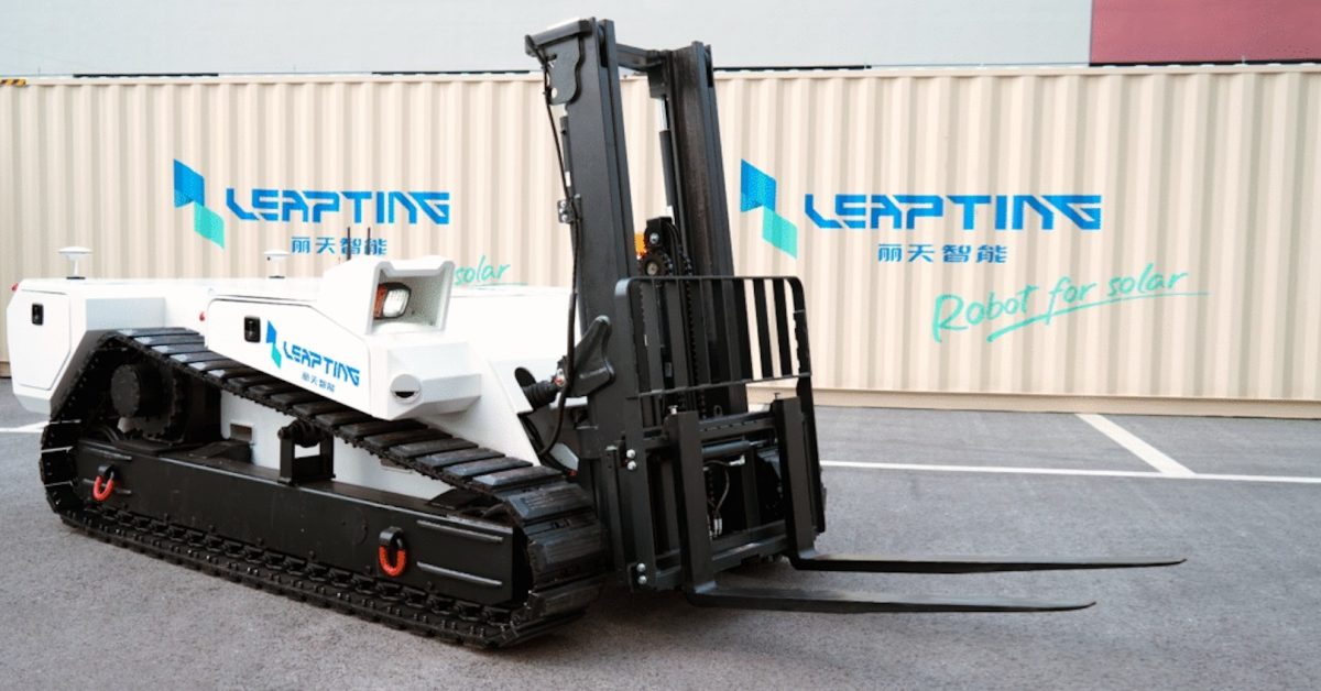 Çölde güneş panelleri arasında çalışan paletli otonom elektrikli forklift robotu