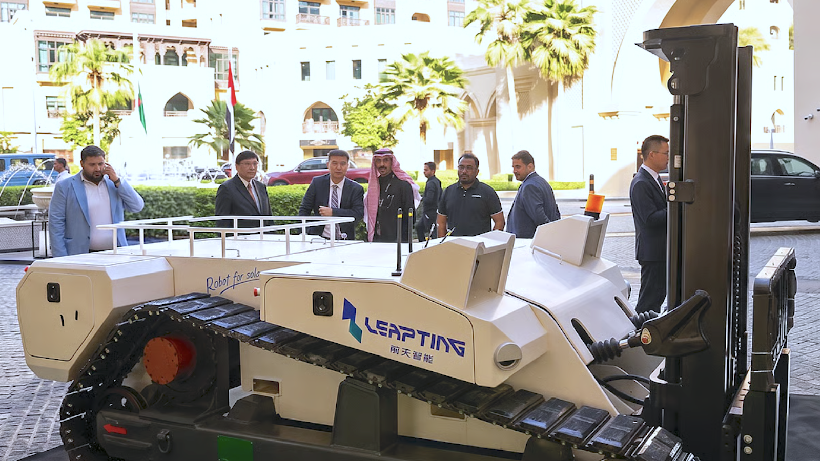 Çölde güneş panelleri arasında çalışan paletli otonom elektrikli forklift robotu