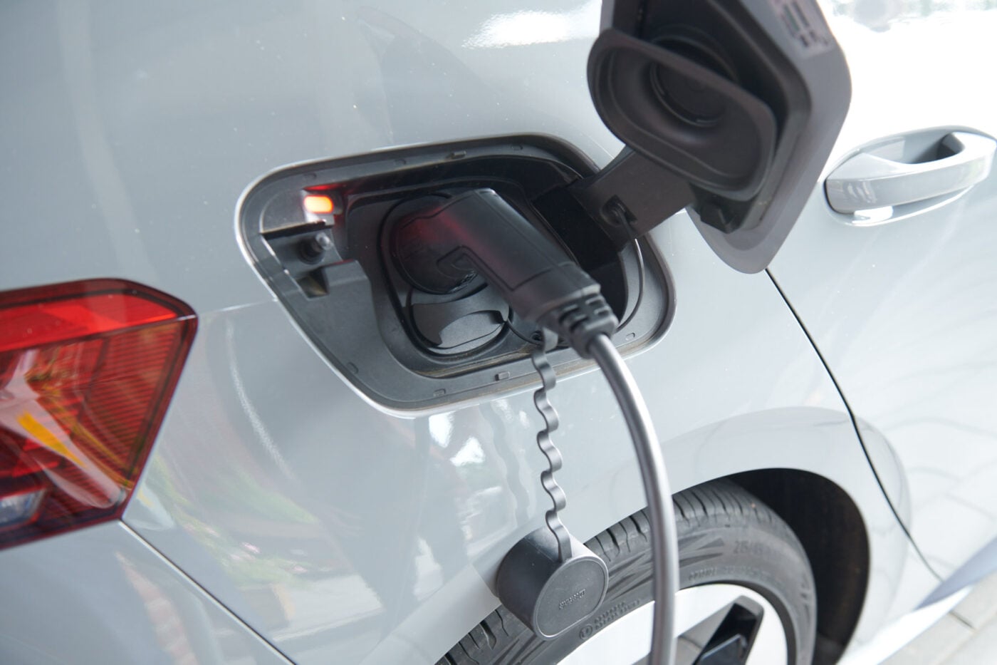 Montreal Havalimanı otoparkında Wallbox şarj cihazlarıyla elektrikli araçlar