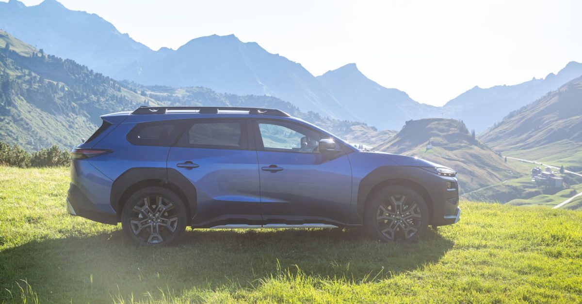 Avrupa'da bir showroomda sergilenen Subaru elektrikli SUV modelleri