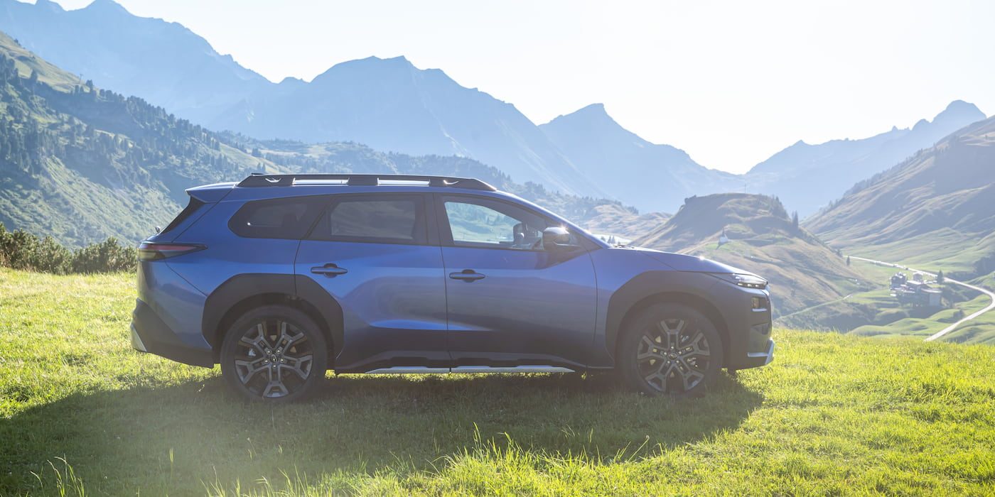 Avrupa'da bir showroomda sergilenen Subaru elektrikli SUV modelleri