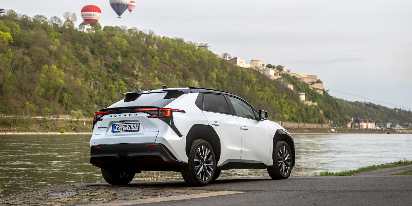 Avrupa'da bir showroomda sergilenen Subaru elektrikli SUV modelleri