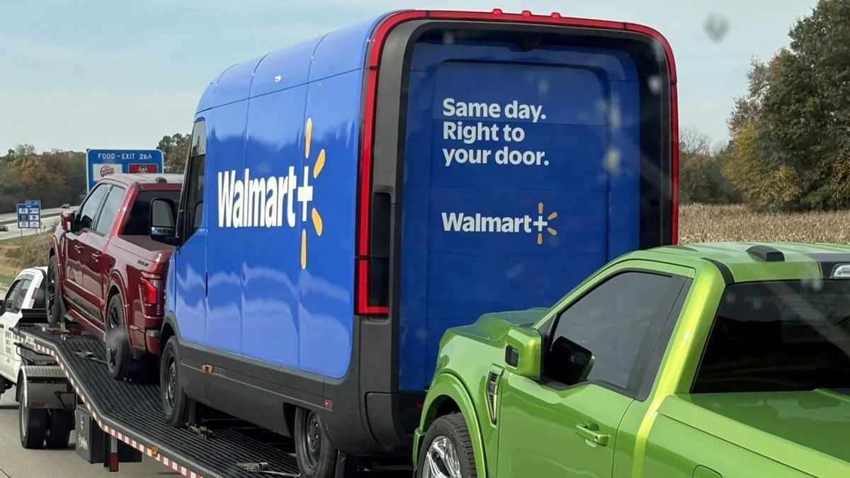 Walmart+ logosu taşıyan beyaz bir Rivian elektrikli vanası Indiana'da bir otoyolda ilerliyor