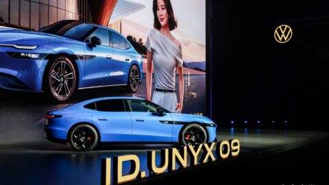 Siyah renkli Volkswagen ID. UNYX 09 elektrikli sedan, modern bir şehir caddesinde park halinde.