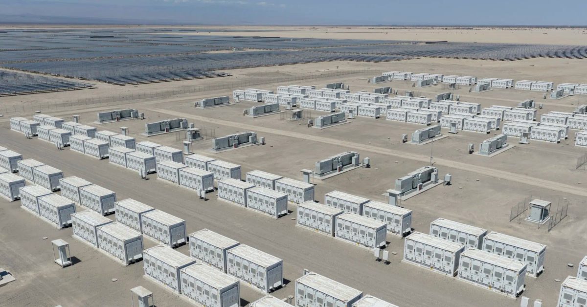 Arizona çölünde güneş panelleri ve batarya konteynerlerinin havadan görünümü