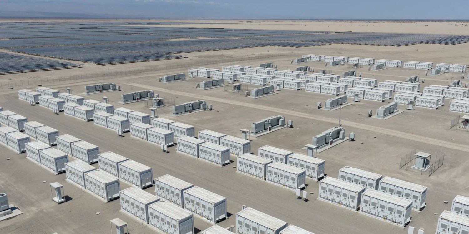 Arizona çölünde güneş panelleri ve batarya konteynerlerinin havadan görünümü