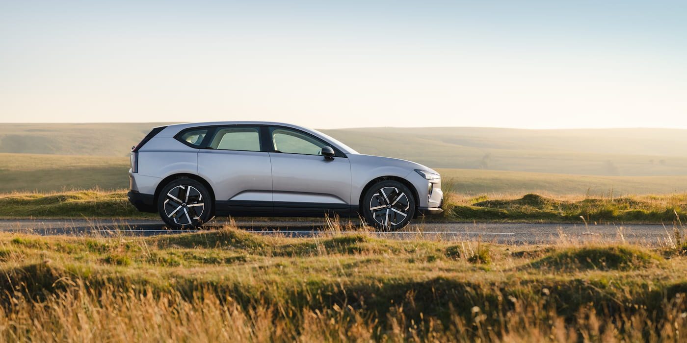 Yeni Volvo elektrikli SUV'un temsili görüntüsü, şehir içinde park halinde
