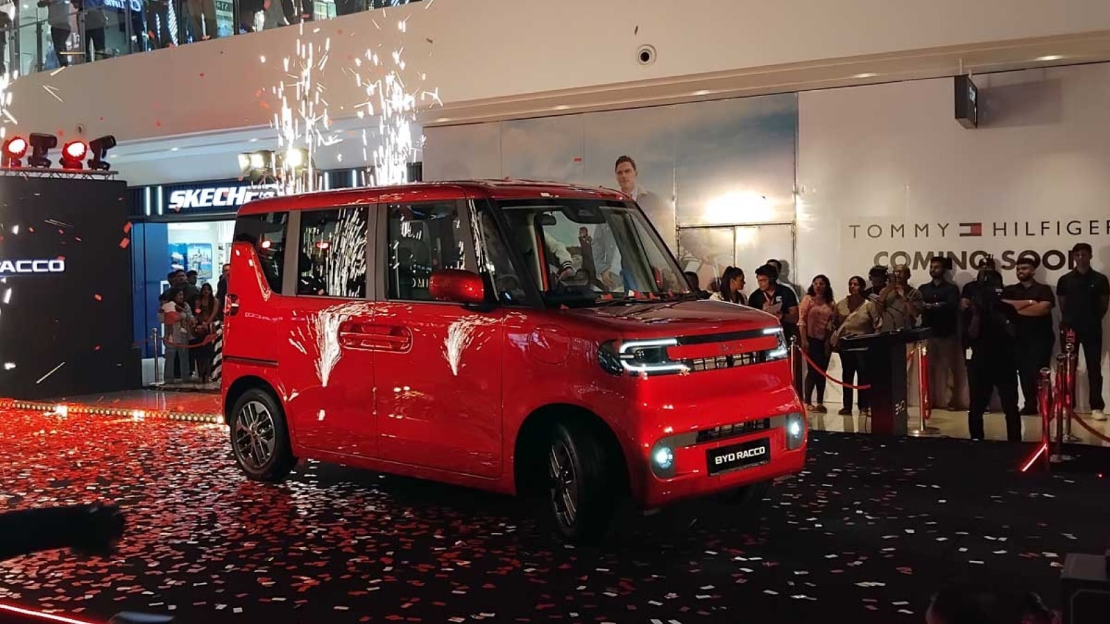 Sri Lanka'da satışa sunulan BYD Racco kei elektrikli otomobil