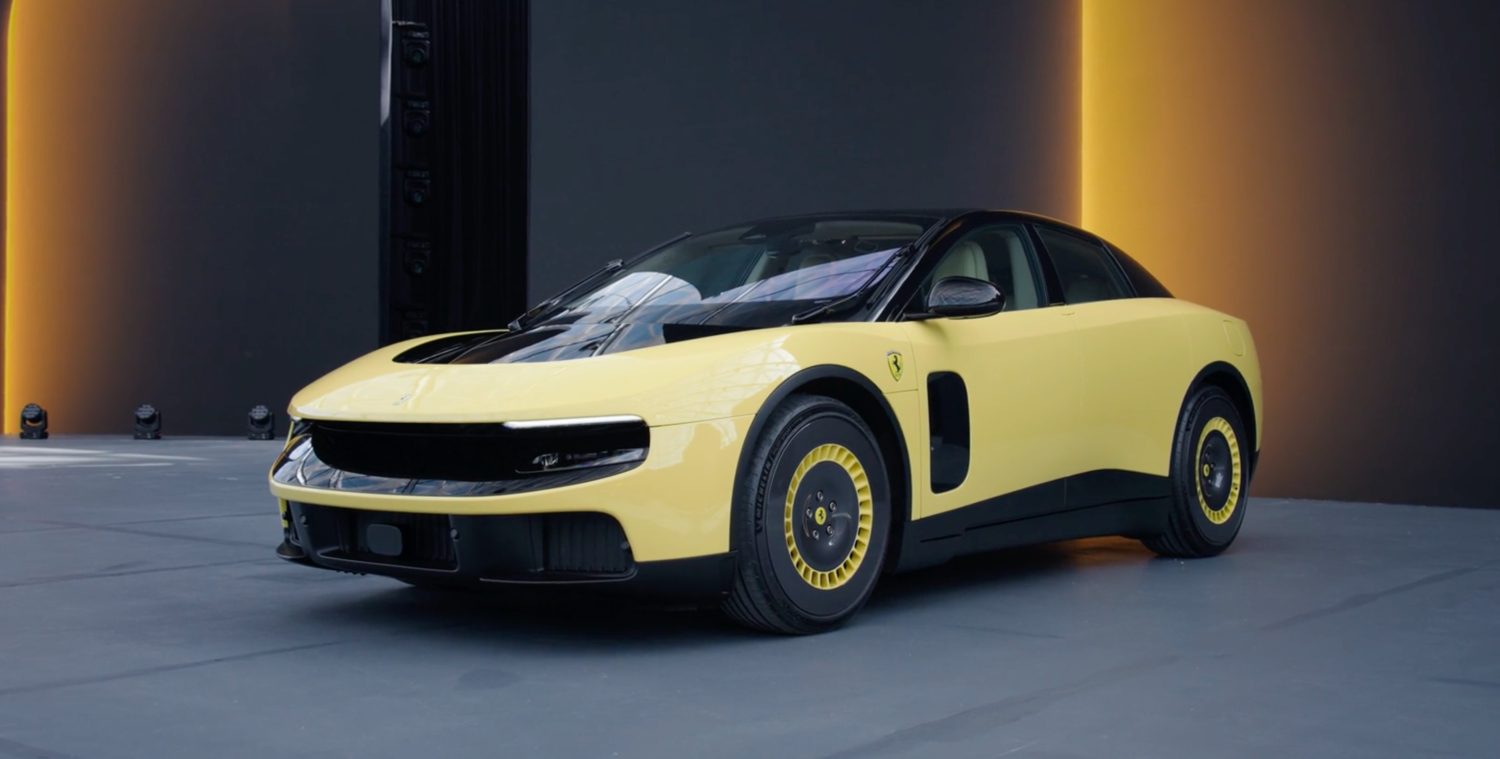 Ferrari Luce elektrikli otomobilin yandan görünümü, modern spor otomobil silueti, şık tasarım detayları